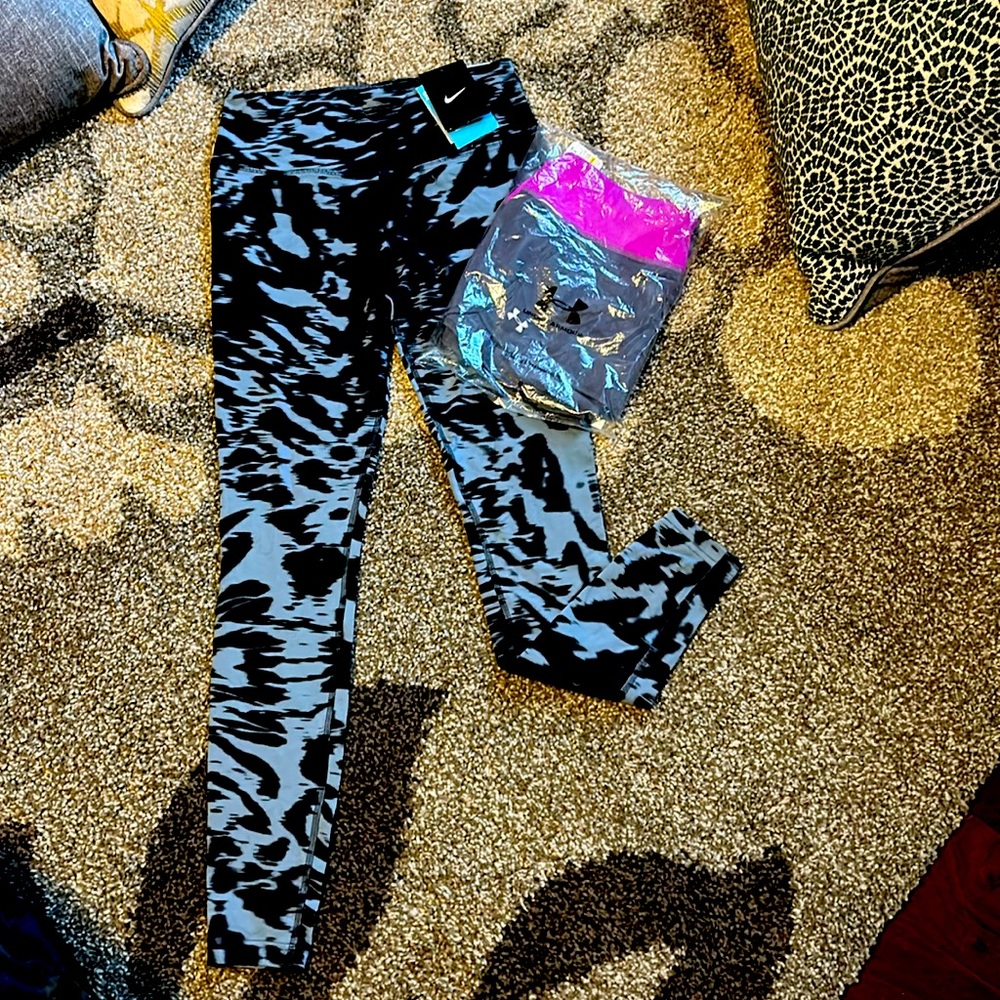 BUNDLE OF WORKOUT BOTTOMS NWT SMALL NIKE LEGGINGS AND UNDER ARMOUR SHORTS